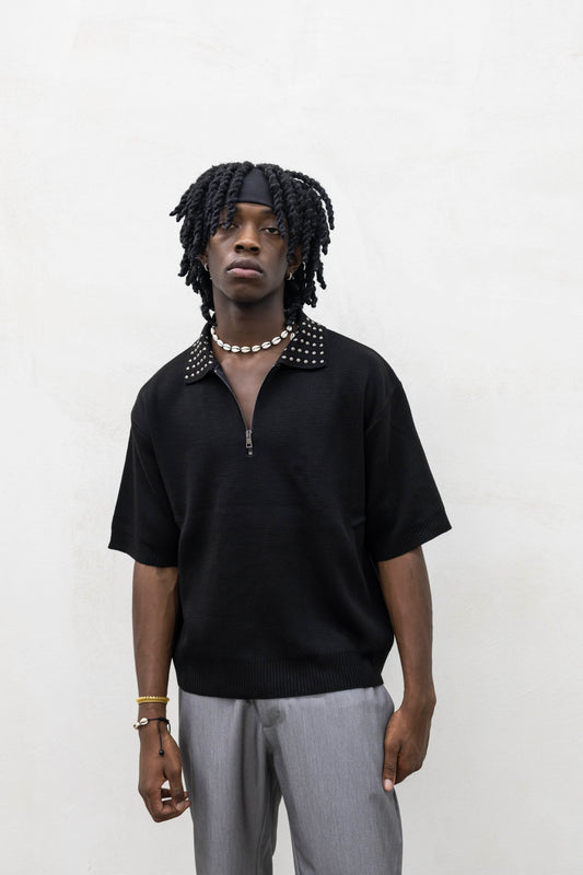 Polo zip con borchie